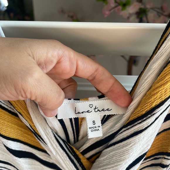 Beautiful jumper!! Perfect for fall just add a jacket! - Picture 3 of 3